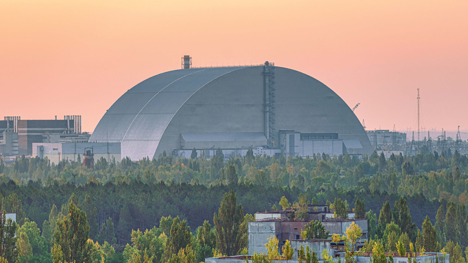 Arche de confinement du réacteur n° 4 accidenté de la centrale nucléaire de Tchernobyl