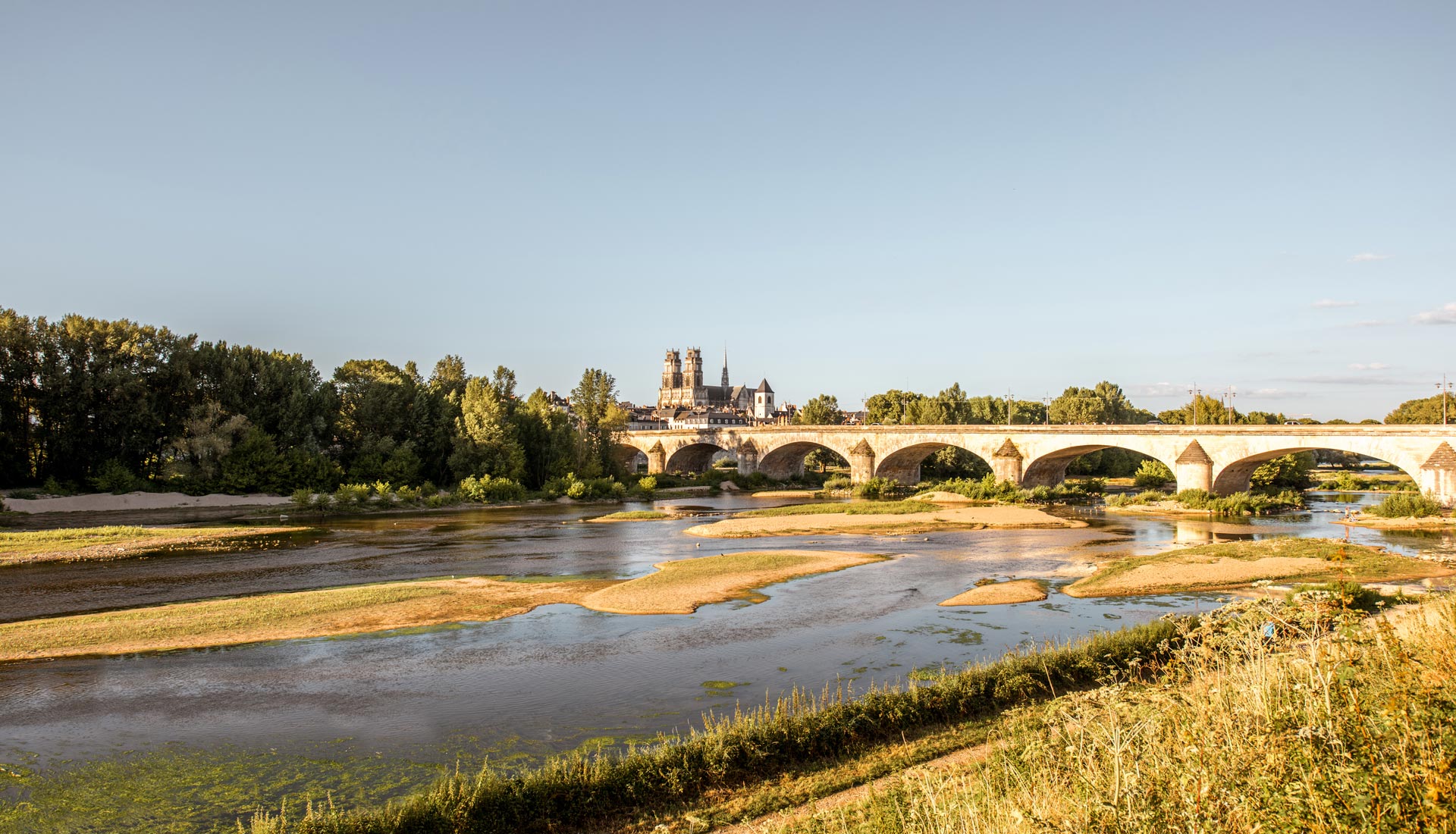 Orléans, vue sud à travers la Loire du pont et de la cathédrale